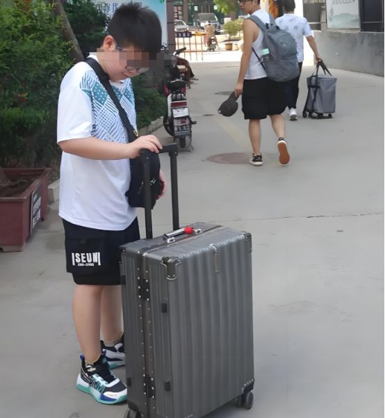年后保姆全部继承遗产儿子看监控崩溃pg试玩上海保姆照顾79岁老太半(图1)